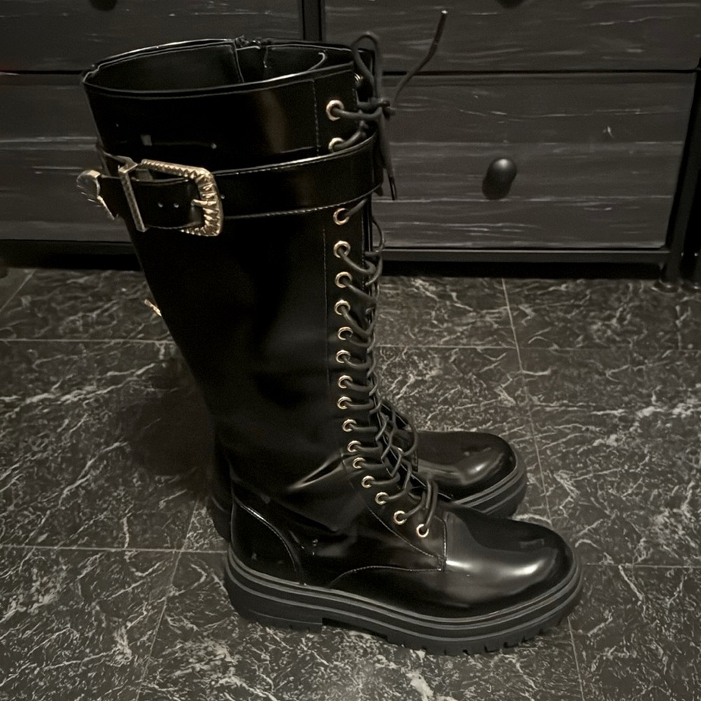 Leather lace up boots. Woman’s 7.5